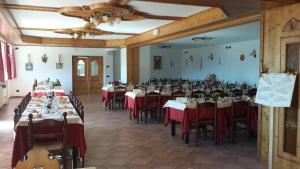 Restoran või mõni muu söögikoht majutusasutuses Belvedere Mountain Experience