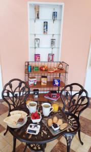 - une table avec deux chaises et de la nourriture dans l'établissement Aux Portes du Château, à Valençay