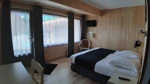 Postel nebo postele na pokoji v ubytování Hotel De La Route Verte