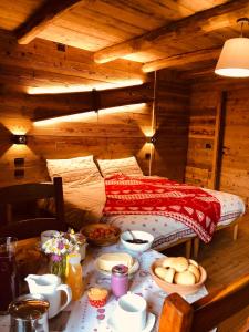 una mesa con comida en una habitación con cama en Ospitalità rurale familiare Land Wasser, en Varallo