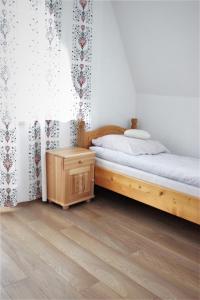 Pokoje Granaty في زومب: غرفة نوم بسريرين ونافذة بها ستائر