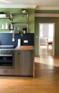 uma cozinha com um fogão de aço inoxidável num quarto em Ferienwohnung im Zentrum Brilons em Brilon