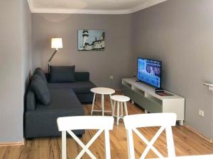 a living room with a couch and a table and chairs at Ferienwohnung im Zentrum Brilons in Brilon
