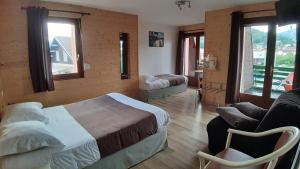 Postel nebo postele na pokoji v ubytování Hotel De La Route Verte