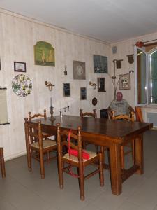 - une salle à manger avec une table et des chaises en bois dans l'établissement CHEZ d'eau, à Marigny-le-Cahouet