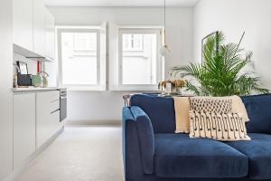 A cozinha ou kitchenette de Decompress at a Tranquil, Minimal Urban Oasis with an Edge