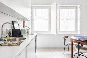 A cozinha ou kitchenette de Decompress at a Tranquil, Minimal Urban Oasis with an Edge
