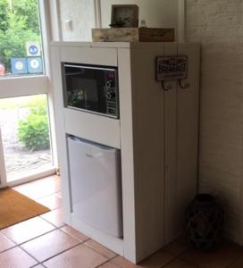La cuisine est équipée d'un four micro-ondes et d'un petit réfrigérateur. dans l'établissement Bed en Breakfast de Houtwiel, à De Valom