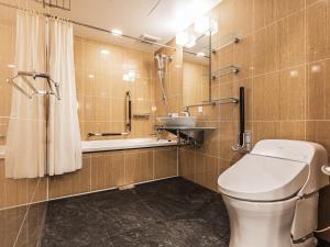 La salle de bains est pourvue de toilettes, d'un lavabo et d'une douche. dans l'établissement APA Hotel Shin-Osaka Esaka Ekimae, à Suita