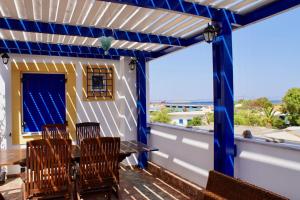 a patio with a table and chairs and a window at Hotel Notara in Diakofti