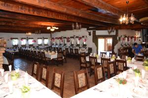 Ein Restaurant oder anderes Speiselokal in der Unterkunft Jelen salaš 