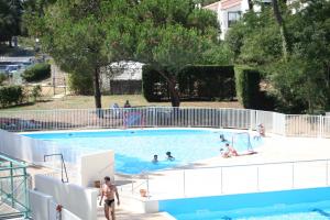 un grupo de personas en una piscina en LES BUISSONNETS, en Saint-Georges-de-Didonne