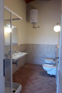 A bathroom at Agriturismo Villa Adimari
