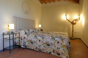 A bed or beds in a room at Agriturismo Villa Adimari