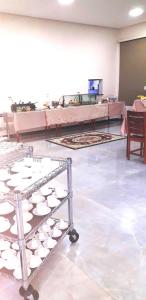 una habitación con una mesa con copas en un estante en Hotel Athenas e Convenções, en Araçatuba