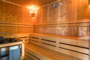 A kitchen or kitchenette at Tonibauer