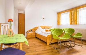 A bed or beds in a room at Tonibauer