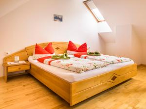 A bed or beds in a room at Tonibauer