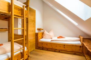 A bed or beds in a room at Tonibauer