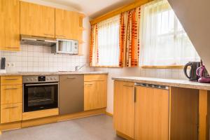 A kitchen or kitchenette at Tonibauer