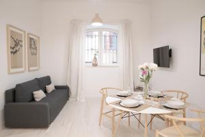 a living room with a table and a couch at NUEVO Katu Kale Apartamentuak CENTRO HISTORICO in Getaria