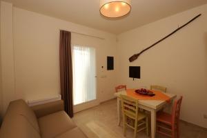A television and/or entertainment centre at Agriturismo Villa Adimari