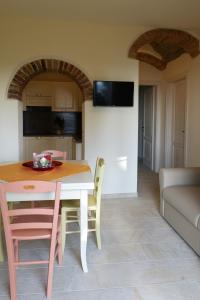 A television and/or entertainment centre at Agriturismo Villa Adimari