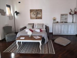 A seating area at Perugino Apartments