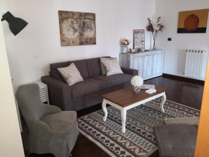 A seating area at Perugino Apartments