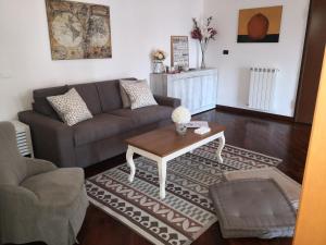 A seating area at Perugino Apartments