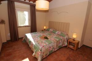 A bed or beds in a room at Agriturismo Villa Adimari