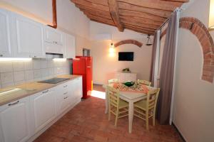 A kitchen or kitchenette at Agriturismo Villa Adimari