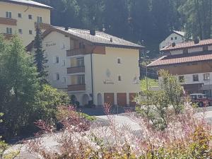 ein großes Gebäude mitten in einer Stadt in der Unterkunft Haus Musella in Samnaun