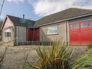 una casa con un garage rosso di Am Bruaich a Lochgilphead