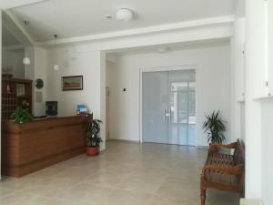 una hall con ufficio, reception e porta di Hotel Sfinalicchio a Vieste