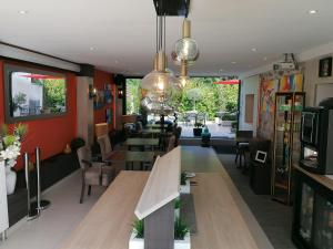 Телевизор и/или развлекательный центр в Hotel Miramar- Cap d'Antibes - La Garoupe plage