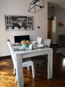 A seating area at Perugino Apartments