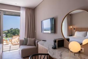 Isola Verde في سيفوتا: غرفة الفندق بسرير ومرآة