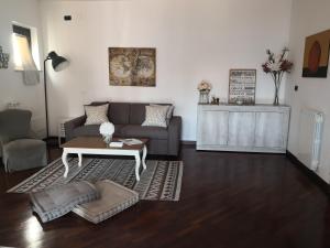 A seating area at Perugino Apartments