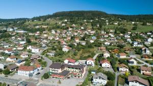 ジェラールメにあるHotel De La Route Verteの小さな町の家屋の空中風景