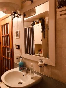 ビトントにあるSweet Homeのバスルーム(洗面台、鏡付)