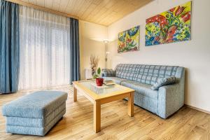 ein Wohnzimmer mit einem Sofa und einem Tisch in der Unterkunft Top Appartements Taufner in Waidhofen an der Thaya