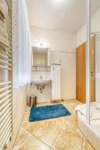 a small bathroom with a sink and a tub and a sink at Top Appartements Taufner in Waidhofen an der Thaya