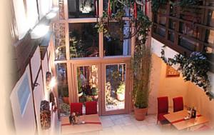ヴェルニゲローデにあるCafé Burgstraßeのテーブルと椅子のあるレストランの上空からの眺め