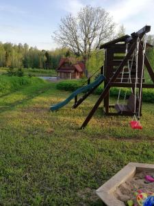 un parque infantil con un tobogán en el césped en RUNČI, en Lautere