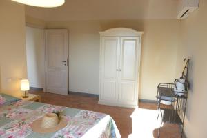 A bed or beds in a room at Agriturismo Villa Adimari