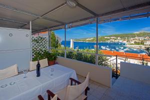 um restaurante com uma mesa e vista para o oceano em SeaView Guesthouse em Hvar