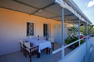 ein Restaurant mit einem Tisch und Stühlen auf einem Balkon in der Unterkunft SeaView Guesthouse in Hvar