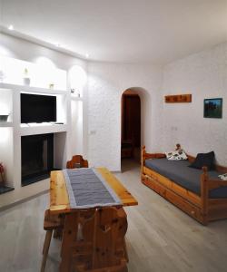 Ragalna的住宿－塞拉拉納夫住處酒店，一间卧室配有一张床、一张桌子和一台电视。