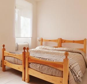 ein Schlafzimmer mit einem Holzbett in einem Zimmer in der Unterkunft Residence Serra La Nave in Ragalna